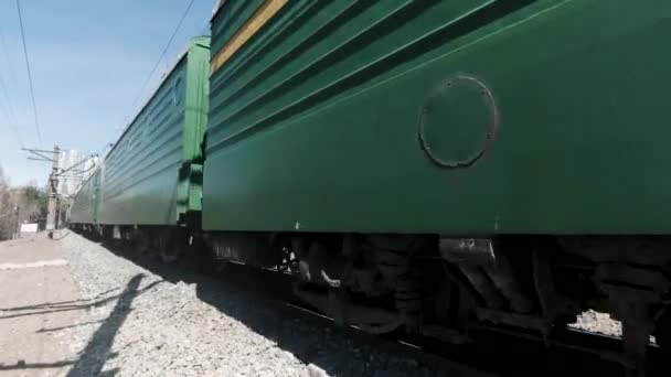 Een goederentrein met kolen. Een knip. Een goederentrein komt en gaat snel op blauwe hemel achtergrond, concept van vervoer. — Stockvideo