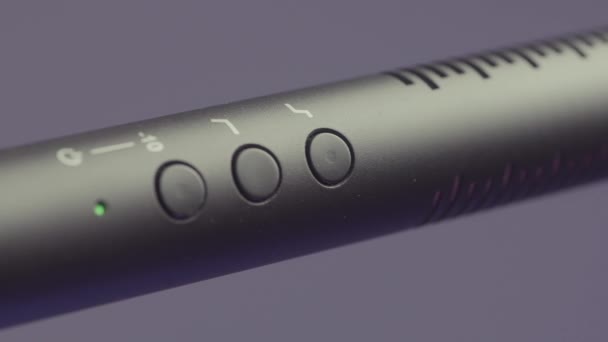 Close-up van een professionele microfoon details geïsoleerd op paarse achtergrond. Actie. Apparatuur in de muziekstudio. — Stockvideo