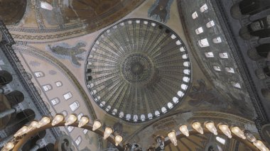 Güzel avizesi olan gösterişli bir sarayın içi. Başla. Muhteşem kalenin alt manzarası, mimari konsepti.. 