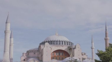 Mavi bulutlu arka planda beyaz camii olan güzel bir mimari topluluk, din kavramı. Başla. Güzel İstanbul Şehri manzarası, Türkiye.