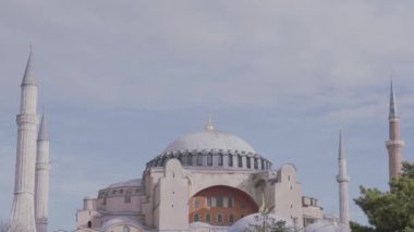 Mavi bulutlu arka planda beyaz camii olan güzel bir mimari topluluk, din kavramı. Başla. Güzel İstanbul Şehri manzarası, Türkiye.