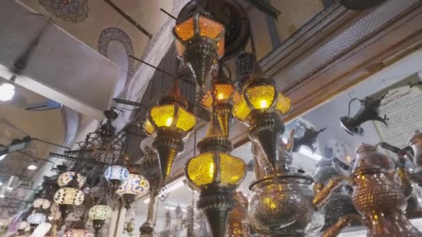 Lámparas de mosaico de vidrio turco, vista inferior. Acción. Pequeñas linternas tradicionales con patrones de mosaico de colores colgando en la tienda de recuerdos. — Vídeos de Stock