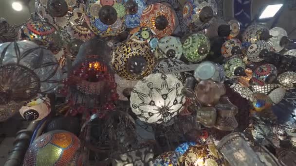 Lampu gantung dekoratif di pasar turkish Grand. Mulai. Tampilan bawah lampu menakjubkan terbuat dari kaca berwarna-warni, konsep kerajinan tangan tradisional. — Stok Video