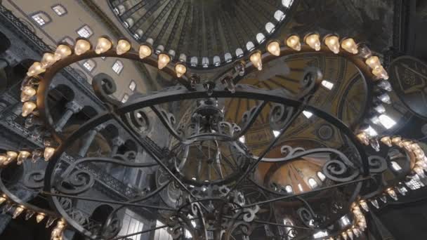 Intérieur du palais pompeux avec beau lustre. L'action. Vue du bas du magnifique plafond du château, concept d'architecture. — Video