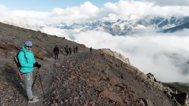 Αποστολή ορειβατών στην κορυφή Μαρμοράντα στην οροσειρά των Δολομιτών. Κλιπ. Ομάδα ακραίων εραστών που εξερευνούν ένα στενό πέτρινο μονοπάτι. — Αρχείο Βίντεο