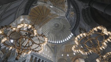 Güzel avizeleri, mimari ve din kavramları olan eski caminin alt manzarası. Başla. Eski bir tapınağın içine bak..