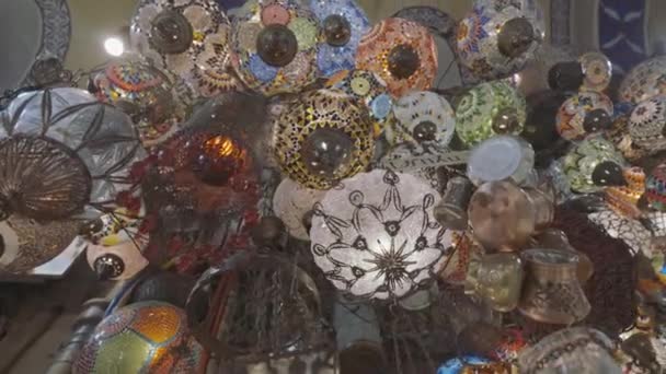 Lámparas de araña decorativas en el Gran bazar turco. Acción. Vista inferior de lámparas increíbles hechas de vidrio de colores, concepto de artesanía tradicional. — Vídeo de stock
