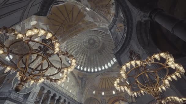 Bottom view of interior of the old mosque with beautiful chandeliers, concept of architecture and religion. Action. View inside of an ancient temple. — Stock Video