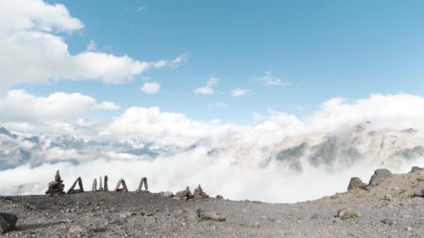 Atemberaubender Blick von der Bergspitze auf eine steinige Figur und Wolken, die Felsspitzen bedecken. Clip. Konzept von wilder Natur und Abenteuer. — Stockvideo