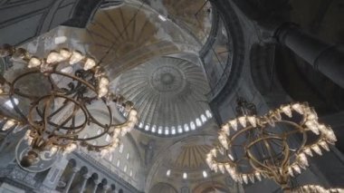 Güzel avizeleri, mimari ve din kavramları olan eski caminin alt manzarası. Başla. Eski bir tapınağın içine bak..