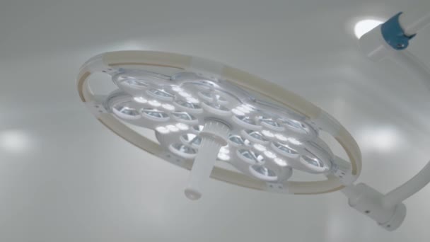 Close-up de lâmpada profissional para operações. Acção. Lâmpada cirúrgica brilhante para iluminar a sala de cirurgia. Lâmpada brilhante para operações cirúrgicas — Vídeo de Stock