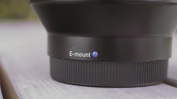 Menutup makro e-mount detail lensa pada latar belakang kabur. Mulai. Konsep seni, Jurnalisme, bisnis film, dan televisi. — Stok Video