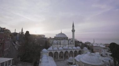 Akşamları beyaz cami ve deniz manzarası, zaman aşımı. Başla. Müslüman camii olan bir deniz manzarası ve bulutlu arka planda bir şehir.. 