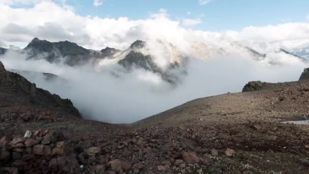 Montagne rocciose con nuvole tra le cime di colline rocciose e cielo azzurro. Clip. Giornata soleggiata in montagna e nebbia mattutina, Parco Nazionale delle Cascate del Nord. — Video Stock