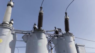 Elektrik santralindeki yüksek voltajlı trafo. Başla. Şehre bağlı güç üretim sistemleri, önemli elektrik teknolojisi.