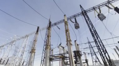 Elektrik hatları ve elektrik kabloları olan bir elektrik santralinin alt görüntüsü. Başla. Şehre elektrik sağlamak için gerekli ekipman.