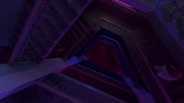 Renkli ampullerin yanıp sönen ışıkları altında yuvarlak şekilli merdiven manzarası. Stok görüntüleri. Çok katlı bir binanın merdivenleri boyunca uçmak, parti ve müzik konsepti. — Stok video