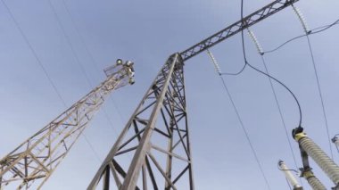 Elektrik akımı yoluyla elektrik iletimi için tasarlanmış güç ekipmanları sistemi. Başla. Gökyüzüne karşı güç hattı, alt görünüm.