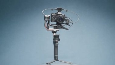 Moskova, Rusya - Aralık 2020: profesyonel kamera için elektronik dengeleyici. Başla. İzole edilmiş arka planda mobil kameralı robotik sistem. Kamera için yeni otomatik sistem