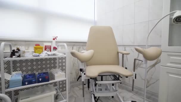 Interior do hospital, uma sala de consulta da mulher, ginecologia e conceito de medicina. Acção. Cadeira ginecológica na sala de clínica. — Vídeo de Stock