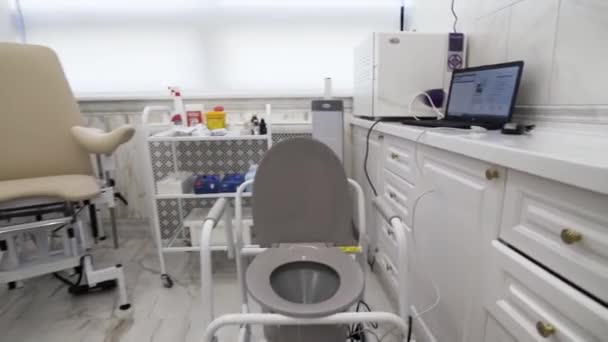 Interieur van urologische en gynaecologische kast met een speciaal medisch toilet en een stoel voor patiënten. Actie. Begrip geneeskunde en gezondheidszorg. — Stockvideo