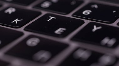 Bilgisayar klavye tuşlarını kapat. Başla. Rusça ve İngilizce planlı dizüstü bilgisayar klavyesi, bilişim ve modern teknolojiler kavramı.