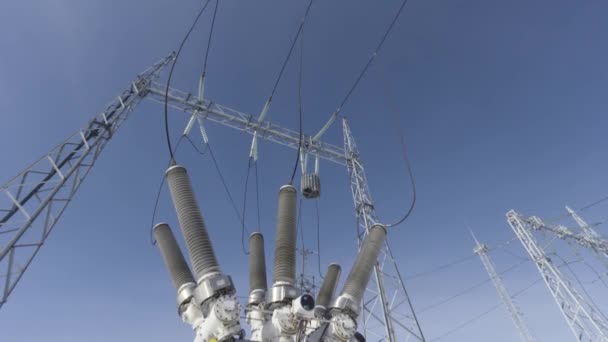 Transformateur électrique de ville au-dessus du sol contre le ciel bleu. L'action. Vue du bas d'un transformateur à la centrale, concept d'alimentation en énergie. — Video