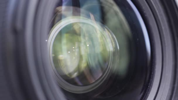 Primo piano del nuovo teleobiettivo per fotocamere digitali e sistema mirrorless. Azione. Teleobiettivo nero, attrezzatura professionale per riprese. — Video Stock