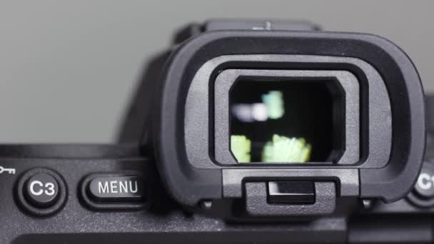 Nahaufnahme einer neuen Kamera Wesir isoliert auf grauem Hintergrund. Handeln. Sucher einer professionellen Foto- oder Videokamera. — Stockvideo