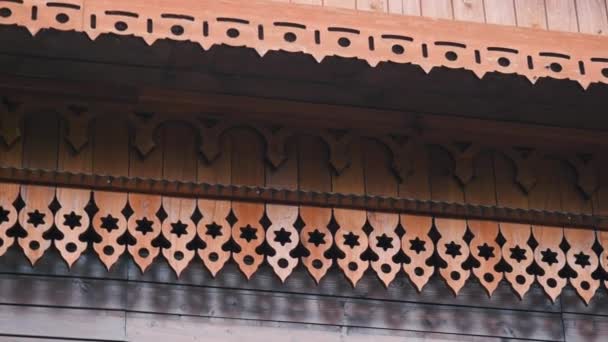 Prachtige patronen op houten huis. Voorraadbeelden. Architectuur van houten huis met patronen van oude Russische architectuur. Carvings en patronen op houten huis — Stockvideo