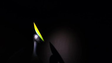 Gökkuşağı ışığını yansıtan disk. Kavram. Gökkuşağı diski şeklinde figür ve şapka ile kurulum. Gökkuşağı diski duvardaki ışığı yansıtır. Modern Sanat Müzesi 'nin karanlık arka planında soyut kurulum