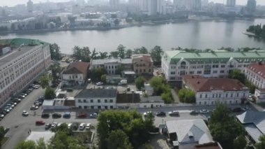 Yazın kanalı olan Eski Rus şehrinin en iyi manzarası. Stok görüntüleri. Basit binaların arka planında eski mimarisi olan güzel bir Rus şehri. Yazın kanalı olan basit şehir manzarası