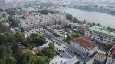 Şehir seti yakınlarındaki eski binalar. Stok görüntüleri. Güneşli bir günde setin yanındaki eski basit evler. Şehir seti yakınlarındaki eski ve yıkık dökük evler