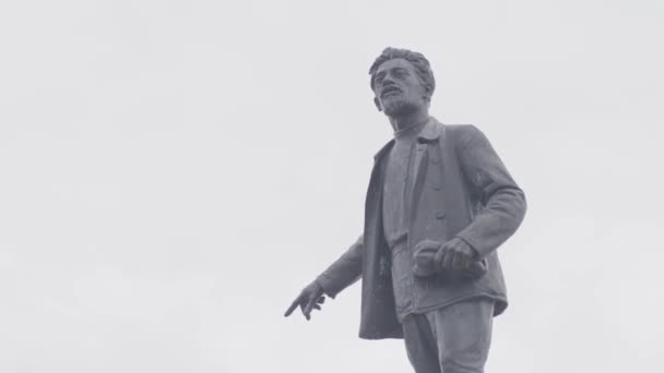 Monumento a Statesmans. Imágenes de archivo. Vista inferior del monumento al revolucionario ruso. Monumento a Sverdlov señalando la mano en dirección de en el cielo gris de fondo — Vídeos de Stock