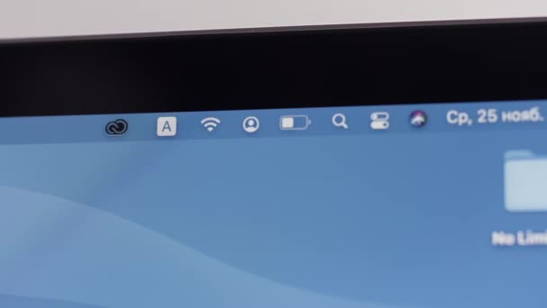 Moskou - Rusland, 02.20.2021: close-up van netvlies laptop scherm details. Actie. Nieuw Apple Macbook Pro-scherm, nieuwe technologieën. — Stockvideo