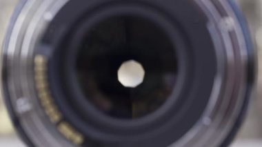 Profesyonel bir kamera lensinin açıklığı, yakın çekim. Açık kamera lensi diyaframı, ön görüş, fotoğraf konsepti.