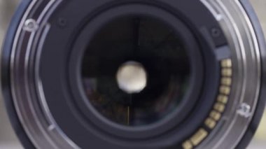 Profesyonel bir kamera lensinin açıklığı, yakın çekim. Açık kamera lensi diyaframı, ön görüş, fotoğraf konsepti.