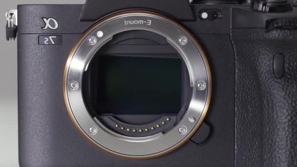 Närbild av en kamera isolerad på vit bakgrund. Börja. Kompakt svart plast foto eller videokamera, professionell utrustning. — Stockvideo