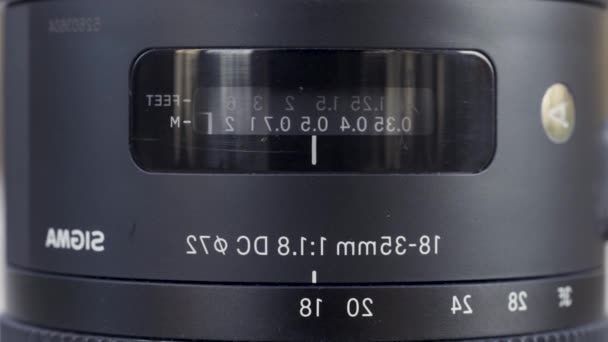 Frankfurt - Alemanha, 02.24.2021: apresentação de uma nova câmera e zoom da lente, close up. Acção. Lente de câmera de vídeo e foto profissional. — Vídeo de Stock