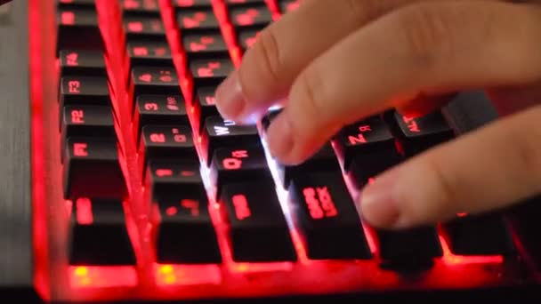 Close-up van gamer drukken op het toetsenbord. Voorraadbeelden. Neon toetsenbord voor professionele gamer. Gamer drukt op knoppen van gloeiende toetsenbord — Stockvideo