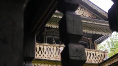 Eski ahşap evdeki oymalar. Stok görüntüleri. Rus ahşap mimarisinin anıtı. Ahşap evin dışında ince desenler var.