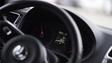 Hareket eden motor hızı ölçeğinde bir okla direksiyon panelini kapat. Başla. Bir yolcu vagonunun içi..