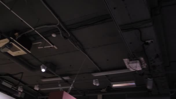 Onderaanzicht van een plafond met spots. Concept. Verlichting van een donkere ruimte of podium met veel soffits op zwarte plafondachtergrond. — Stockvideo