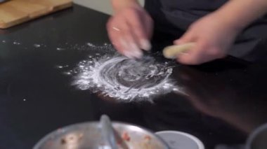 Hamur hazırlayan aşçıya yakın çekim. - Sanat. Profesyonel şef hamuru yuvarlamak için hazırlar. Aşçı yemek için hamur hazırlar.