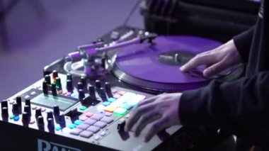 Mikserin arkasında çalışan profesyonel DJ 'in yakın çekimi. - Sanat. Cool DJ mikserin düğmelerini çabucak değiştiriyor. Karıştırıcının arkasında profesyonel ve hızlı DJ