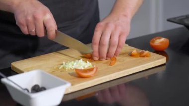 Domates doğrayan şefin yakın çekimi. - Sanat. Profesyonel şef keskin bıçakla taze domates keser. Şef yemek için domates keser.