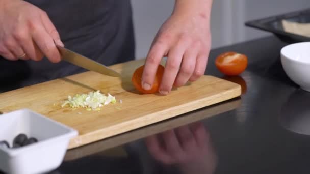 Domates doğrayan şefin yakın çekimi. - Sanat. Profesyonel şef keskin bıçakla taze domates keser. Şef yemek için domates keser. — Stok video