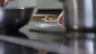 Yakın çekim hamur tatlısı. - Sanat. Profesyonel şef geleneksel hamur tatlısı hazırlar. Kurnaz hamur köftesi pişirme sanatı. Hamur köfteleri için mangır yağlar.