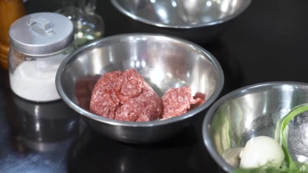 Close-up de carne picada em tigela e ingredientes. Arte. Ingredientes crus para preparar prato de carne picada. Deliciosa carne picada crua para prato — Vídeo de Stock