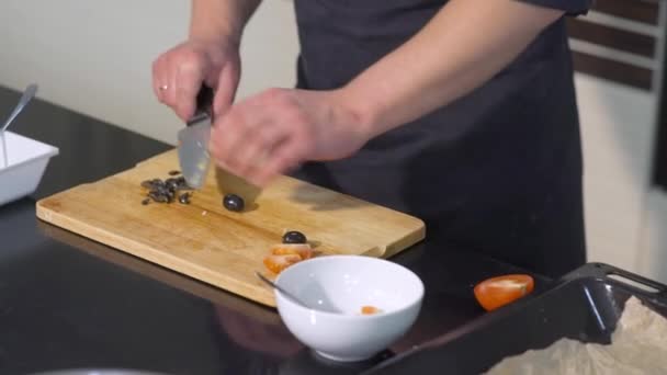 主厨切片配料的特写。第5条。专业厨师把沙拉或调料切碎.在厨房里和厨师一起 — 图库视频影像